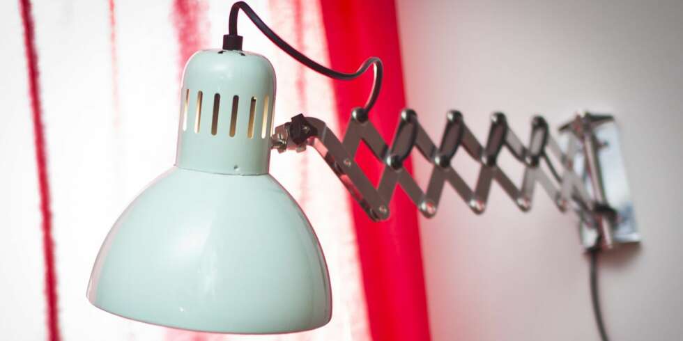 HELT NY: Denne lampen var i utgangspunket i rent stål. Etter et strøk med turkis lakk er det blitt en helt ny lampe. HELT NY: Denne lampen var i utgangspunket i rent stål. Etter et strøk med turkis lakk er det blitt en helt ny lampe.