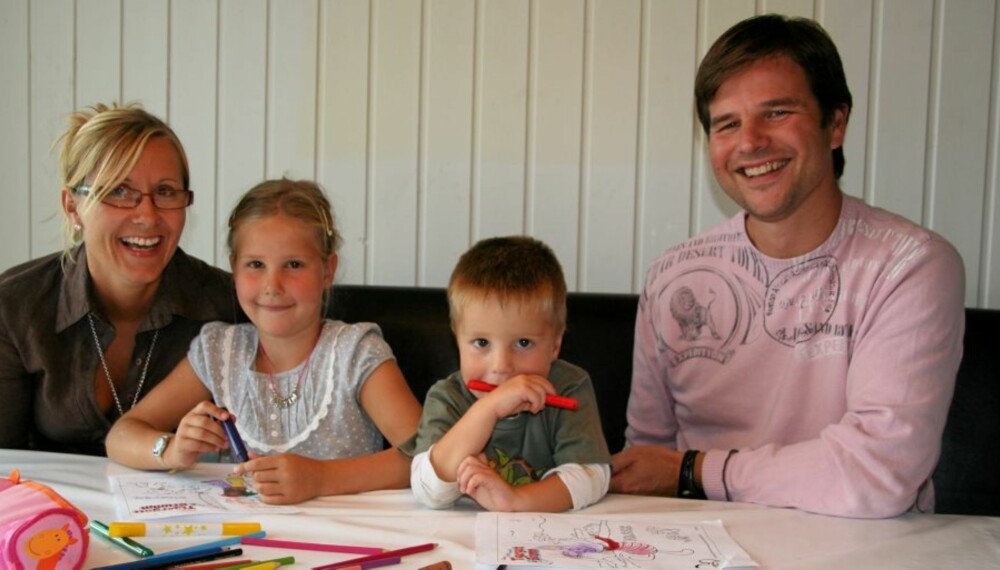 IDYLL EN STUND: Søsken krangler mest når foreldrene er tilstede. Det har foreldrene Hilde Angell Eid (f.v.) og Jan Petter Eid (t.h.) erfart i ferien. Her er Martine (6) og Herman (4) gode venner. IDYLL EN STUND: Søsken krangler mest når foreldrene er tilstede. Det har foreldrene Hilde Angell Eid (f.v.) og Jan Petter Eid (t.h.) erfart i ferien. Her er Martine (6) og Herman (4) gode venner.