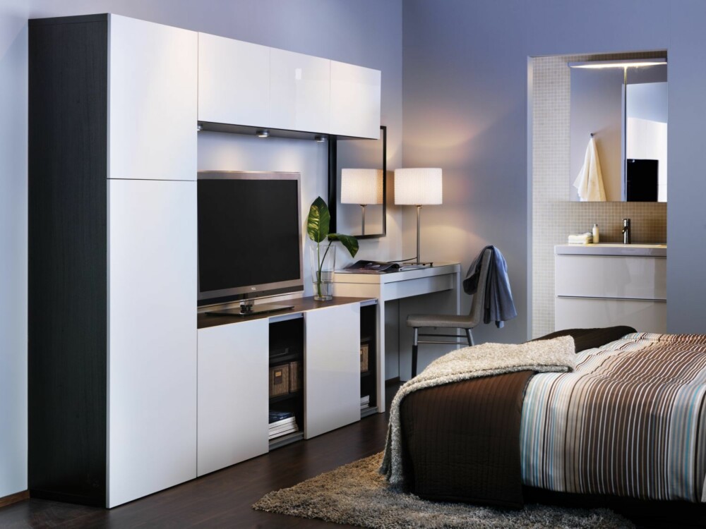 KAN BYGGES FRA GULV TIL TAK: Oppbevaringssystemet Bestå fra Ikea kan du skreddersy etter ditt behov slik at du f.eks kan få bokhylle, TV-benk, vitrineskap, og laptopbord i ett. KAN BYGGES FRA GULV TIL TAK: Oppbevaringssystemet Bestå fra Ikea kan du skreddersy etter ditt behov slik at du f.eks kan få bokhylle, TV-benk, vitrineskap, og laptopbord i ett.