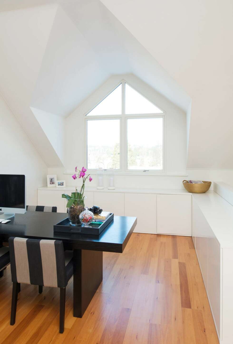 BORD MED UTSIKT: Skapene fra mobelsnekkeriet.no er plassbygget i en L-form under vinduet. Det mokkafargede bordet og stolene Loft i solid eik er fra Slettvoll. Skinnbrettet med stilleben er også fra Slettvoll, Glasskrukke fra Åhléns og vase med orkidé fra Ikea. BORD MED UTSIKT: Skapene fra mobelsnekkeriet.no er plassbygget i en L-form under vinduet. Det mokkafargede bordet og stolene Loft i solid eik er fra Slettvoll. Skinnbrettet med stilleben er også fra Slettvoll, Glasskrukke fra Åhléns og vase med orkidé fra Ikea.