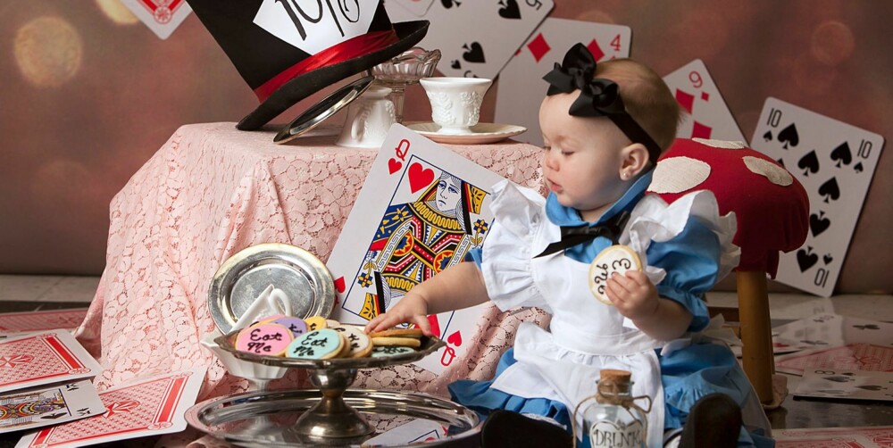 ALICE I TE-SELSKAP: Maddie smaker på småkakene i denne kjente scenen fra Alice i Eventyrland. ALICE I TE-SELSKAP: Maddie smaker på småkakene i denne kjente scenen fra Alice i Eventyrland.