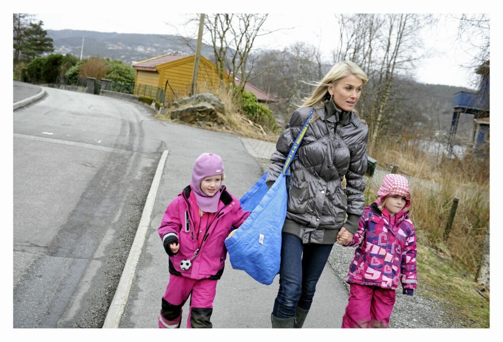 De dagene Sirens mann jobber i Oslo, må Siren både hente og levere tvillingene i barnehagen. De dagene Sirens mann jobber i Oslo, må Siren både hente og levere tvillingene i barnehagen.