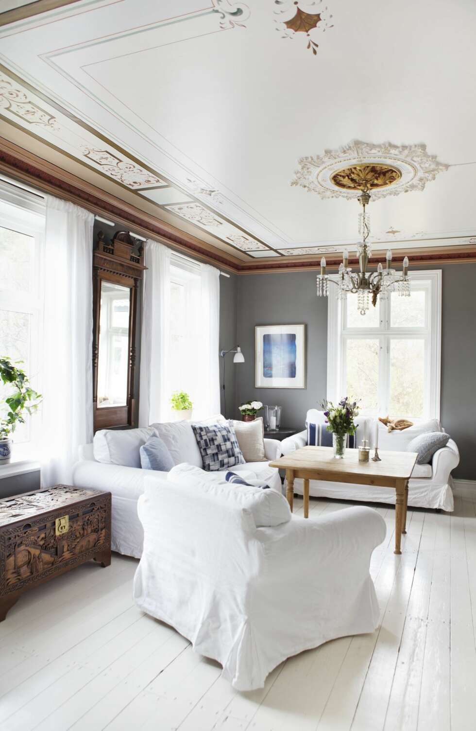 HERSKAPELIG STUE: Noe av det flotteste i huset er det sjablongmalte taket i stua. Etter mange måneders leting fant Elise en håndverker som kunne restaurere taket slik det var originalt. Sofagruppe fra Ikea har selskap av et bord som er kjøpt brukt, og lysekronen, som er en gave fra Elises mor. HERSKAPELIG STUE: Noe av det flotteste i huset er det sjablongmalte taket i stua. Etter mange måneders leting fant Elise en håndverker som kunne restaurere taket slik det var originalt. Sofagruppe fra Ikea har selskap av et bord som er kjøpt brukt, og lysekronen, som er en gave fra Elises mor.