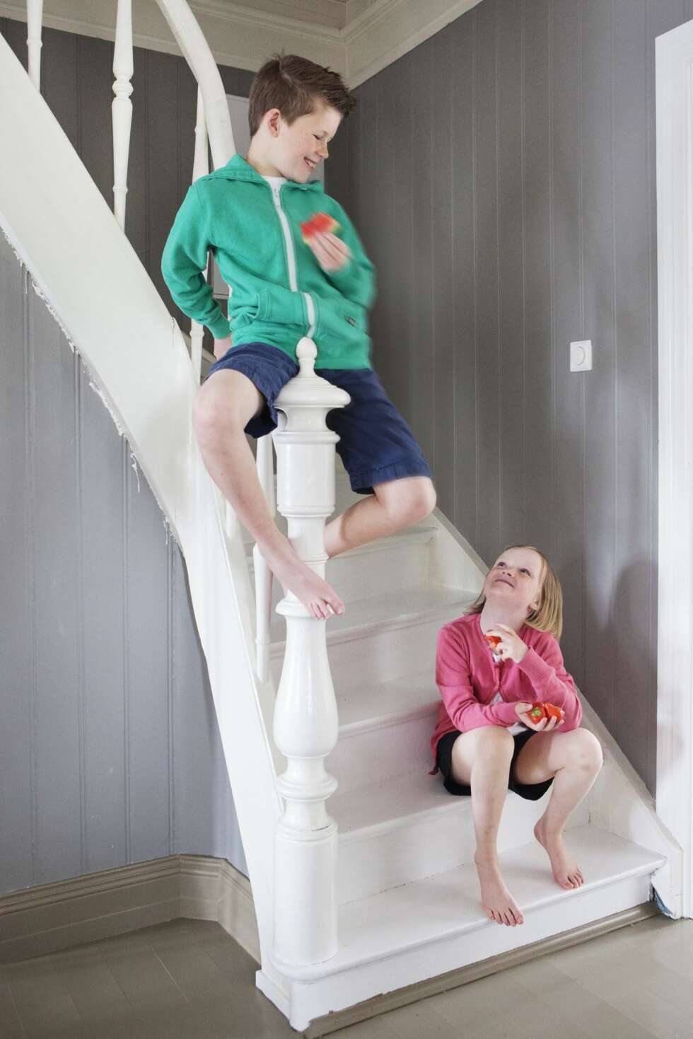 TRIVES GODT: Anna (6) og Ola (8) bodde sine første leveår i et rekkehus på Heimdal i Trondheim. Nå har de god plass og kort vei til sjøen. TRIVES GODT: Anna (6) og Ola (8) bodde sine første leveår i et rekkehus på Heimdal i Trondheim. Nå har de god plass og kort vei til sjøen.