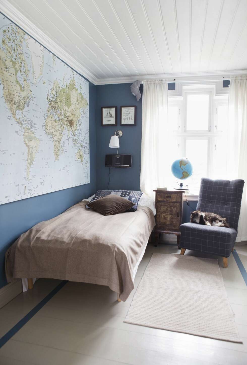 GUTTEROM: Ola på 8 år har fått eget rom, siden han er eneste gutt. Kartet fra Ikea er blikkfang og står fint til den blå veggfargen. Elise har trukket om en gammel stol, som familiens andre katt, Josefina Barbara, trives godt i. Nattbordet er et funn fra finn.no. GUTTEROM: Ola på 8 år har fått eget rom, siden han er eneste gutt. Kartet fra Ikea er blikkfang og står fint til den blå veggfargen. Elise har trukket om en gammel stol, som familiens andre katt, Josefina Barbara, trives godt i. Nattbordet er et funn fra finn.no.
