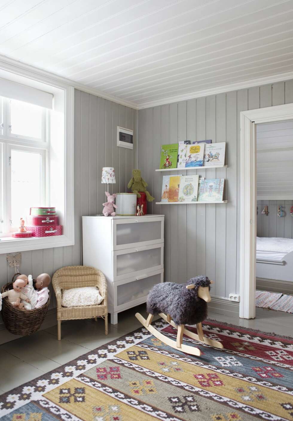 PIKEROM: Rommene til Anna på 6 år og lillesøster Agnes på
2 år er befriende nok ikke rosa. Teppet fra Ikea gir heller varme mot de grå veggene. Morfar har snekret sengen innenfor lekerommet. PIKEROM: Rommene til Anna på 6 år og lillesøster Agnes på
2 år er befriende nok ikke rosa. Teppet fra Ikea gir heller varme mot de grå veggene. Morfar har snekret sengen innenfor lekerommet.