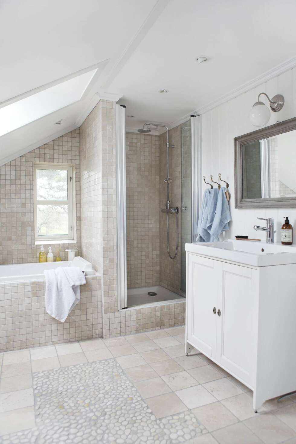 MODERNE STANDARD: To gamle bad pluss en del av gangen ble slått sammen til ett stort bad. Badekar og dusjkar fra Philippe Starck/Duravit, fliser fra Flisekompaniet og servant og innredning fra Ikea. MODERNE STANDARD: To gamle bad pluss en del av gangen ble slått sammen til ett stort bad. Badekar og dusjkar fra Philippe Starck/Duravit, fliser fra Flisekompaniet og servant og innredning fra Ikea.