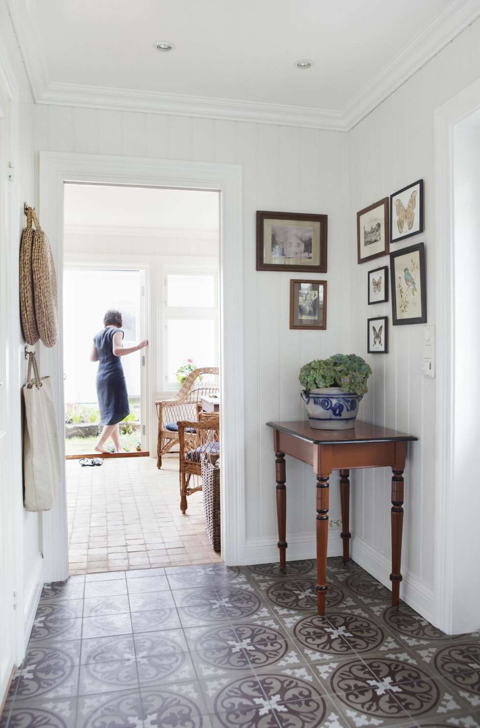 MED UTGANG TIL HAGEN: Jeg er mest fornøyd med lyset i huset, sier Elise. Da de bygde på, fikk de plass til en stor gang med utgang til hagen, og åpen kjøkken-løsning med spiseplass. Konsollbordet sto på loftet til Elises foreldre. MED UTGANG TIL HAGEN: Jeg er mest fornøyd med lyset i huset, sier Elise. Da de bygde på, fikk de plass til en stor gang med utgang til hagen, og åpen kjøkken-løsning med spiseplass. Konsollbordet sto på loftet til Elises foreldre.