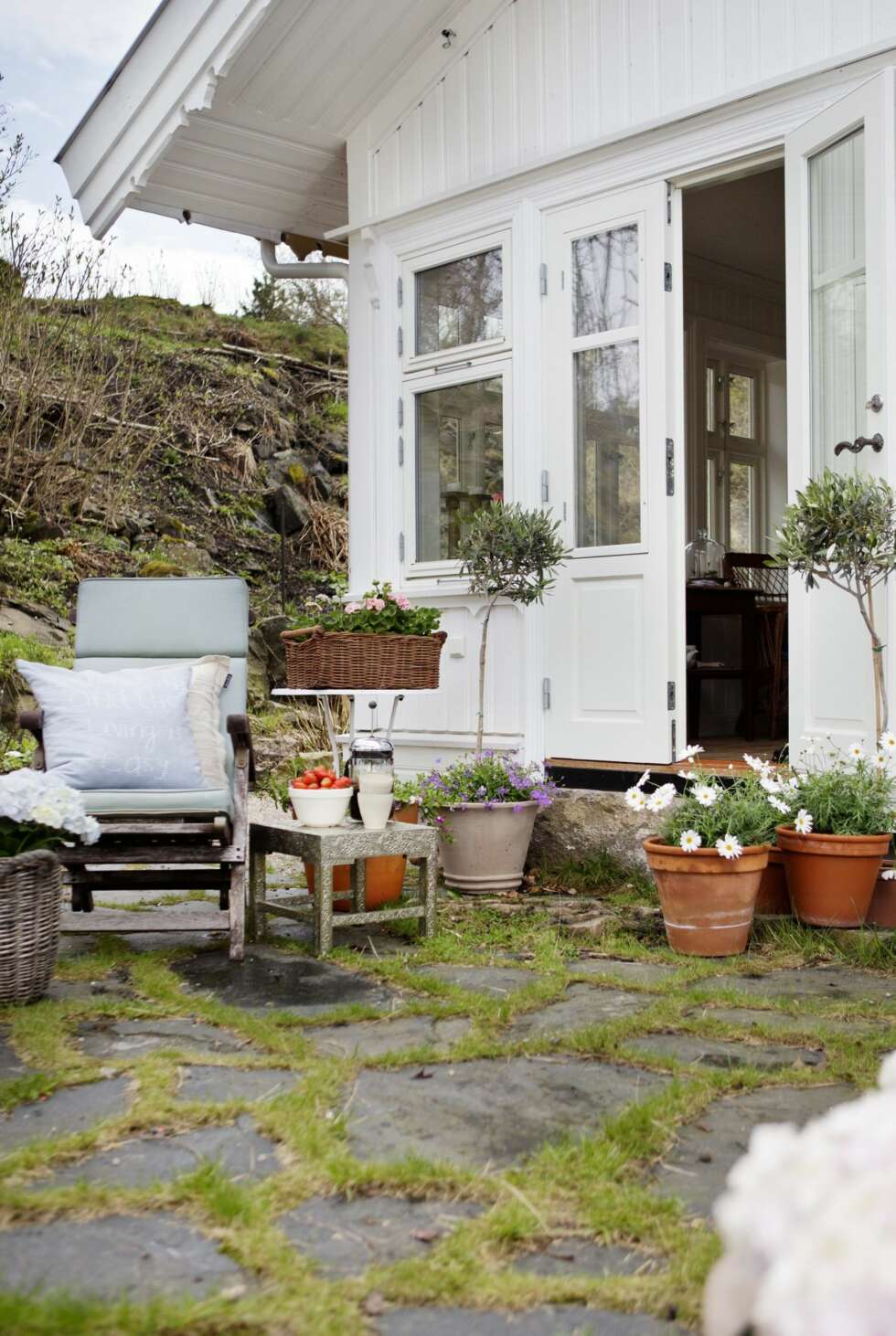 MORGENSTUND: Den lille uteplassen som ligger rett utenfor kjøkkenet i huset er et perfekt sted å nyte morgenkaffen. MORGENSTUND: Den lille uteplassen som ligger rett utenfor kjøkkenet i huset er et perfekt sted å nyte morgenkaffen.