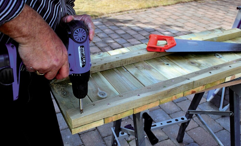 Front, bakvegg og sider: 10 stk. terrassebord (21 x 98 mm) à 40 cm og 10 stk. à 70 cm Front, bakvegg og sider: 10 stk. terrassebord (21 x 98 mm) à 40 cm og 10 stk. à 70 cm