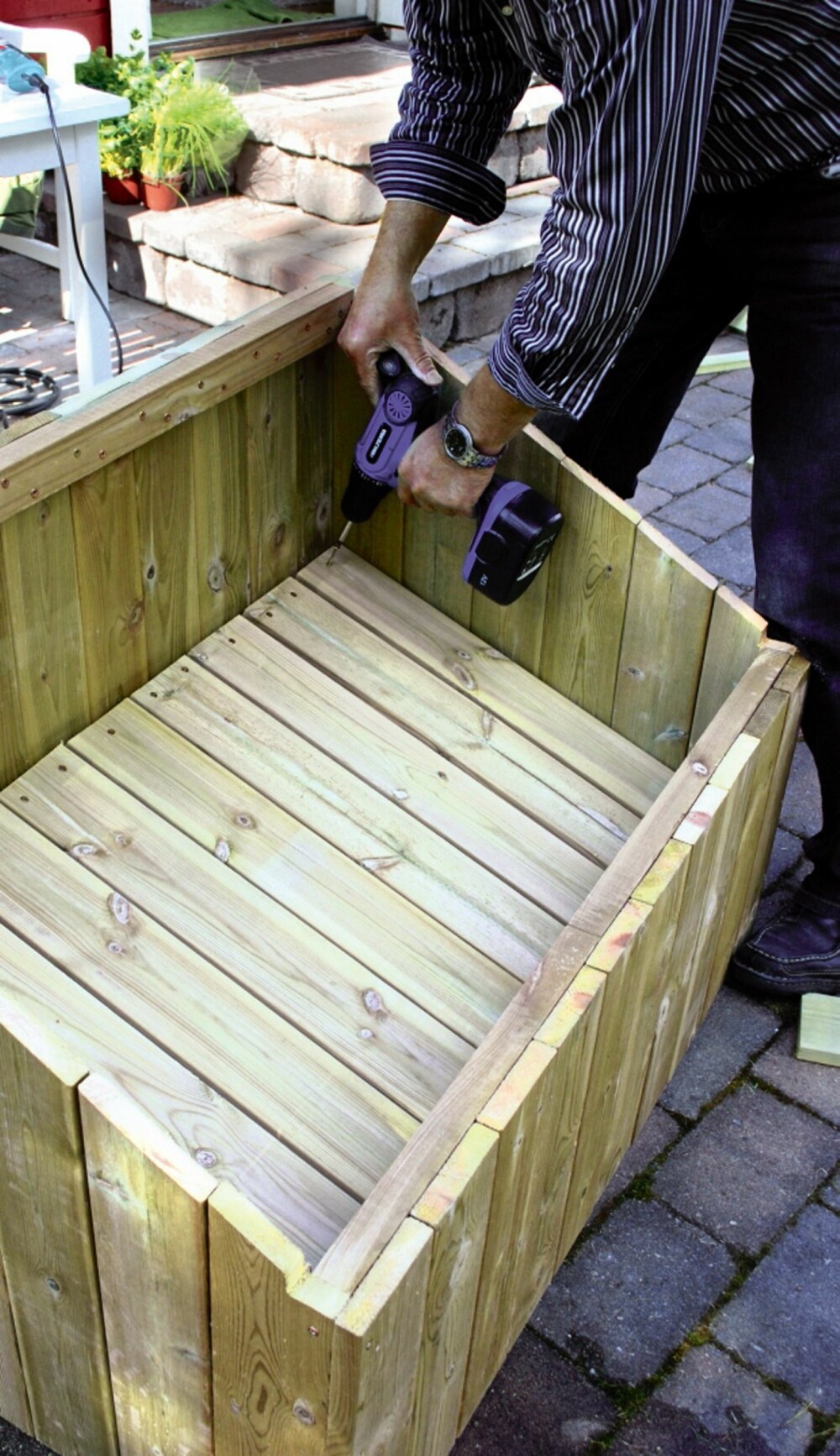 Bunn som skråner: For å spare jord, men likevel ha rikelig til plantene, kan bunnen skrånes i omtrent samme vinkel som sidene. Bunn som skråner: For å spare jord, men likevel ha rikelig til plantene, kan bunnen skrånes i omtrent samme vinkel som sidene.