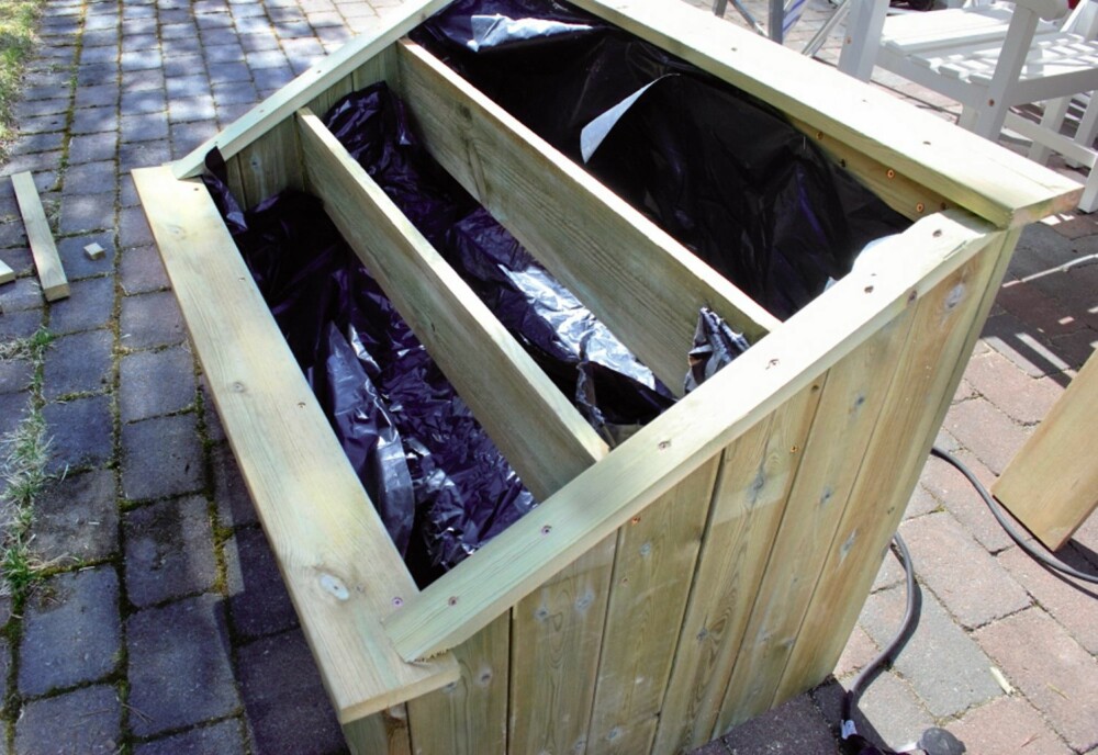 Lag hyller: Kapp til to terrassebord som hyller oppe og nede på urtehagen. Lag hyller: Kapp til to terrassebord som hyller oppe og nede på urtehagen.