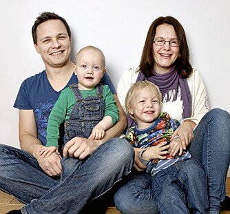 FAMILIEIDYLL: - Selv om de krangler mye, har guttene våre enorm glede av hverandre. De søker mot hverandre hele tiden, sier mamma Line og pappa Frank. FAMILIEIDYLL: - Selv om de krangler mye, har guttene våre enorm glede av hverandre. De søker mot hverandre hele tiden, sier mamma Line og pappa Frank.