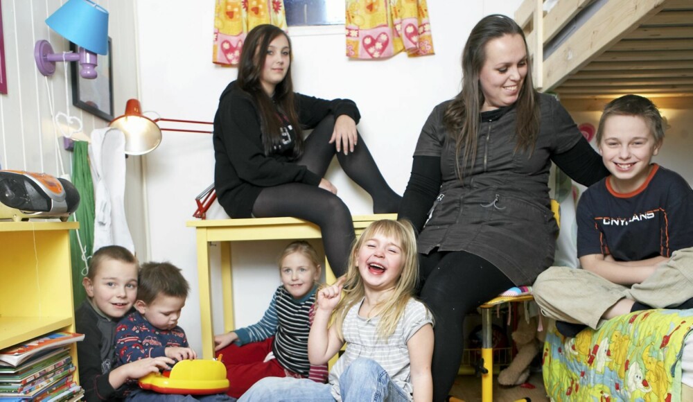 STORFAMILIEN: - Barna mine lærte raskt at de må ta hensyn til hverandre, sier mamma Linda Hagen. STORFAMILIEN: - Barna mine lærte raskt at de må ta hensyn til hverandre, sier mamma Linda Hagen.
