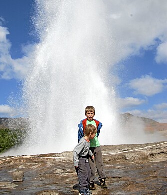 NATURKREFTER: Guttene får se en geysir sprute ut vann. NATURKREFTER: Guttene får se en geysir sprute ut vann.