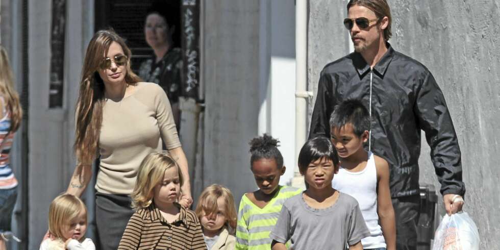 STOR BARNEFLOKK: Trendsetterne Angelina Jolie og Brad Pitt har barna Maddox , Zahara, Shiloh, Pax og tvillingene Knox og Vivienne. Men nordmenn nøler med å følge etter. STOR BARNEFLOKK: Trendsetterne Angelina Jolie og Brad Pitt har barna Maddox , Zahara, Shiloh, Pax og tvillingene Knox og Vivienne. Men nordmenn nøler med å følge etter.