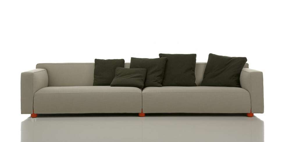 DYPSYNK: Til å synke ned i og med fine, oransje detaljer. Knoll sofa er designet av Edward Barber og Jay Osgerby, knoll.com DYPSYNK: Til å synke ned i og med fine, oransje detaljer. Knoll sofa er designet av Edward Barber og Jay Osgerby, knoll.com