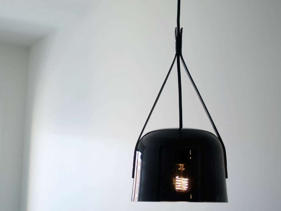MØRKT LYS: In Darkness har Øyvind Wyller kalt lampen som ble vist på Wallpaper Handmade-utstillingen. Stemningen skapes av en mørk glass-skjerm, skinnremmer og en glødelampe i enden av en tekstilkledd ledning. Pendelen er laget i samarbeid med Magnor. MØRKT LYS: In Darkness har Øyvind Wyller kalt lampen som ble vist på Wallpaper Handmade-utstillingen. Stemningen skapes av en mørk glass-skjerm, skinnremmer og en glødelampe i enden av en tekstilkledd ledning. Pendelen er laget i samarbeid med Magnor.