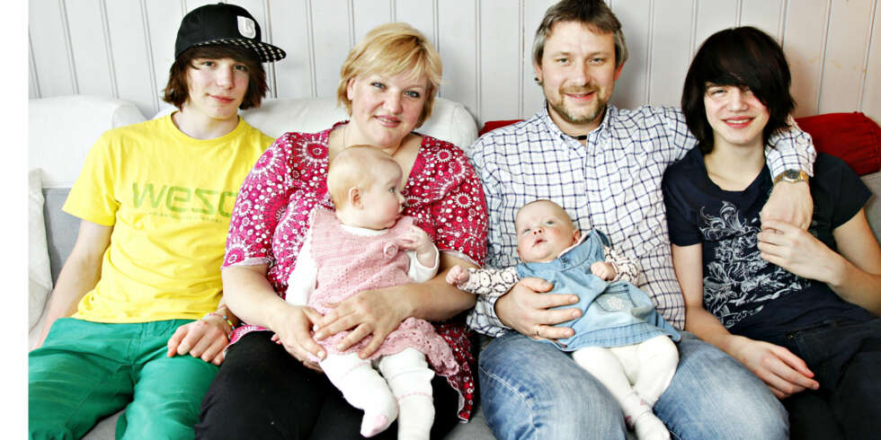STORFAMILIE: Familien Fowler gikk fra å være fire til å bli seks da de overtok lille Elisabeth samtidig som Ameilia ble født. Fra venstre: Niklas (15), Bodil med Elisabeth på fanget, Ralph med Amelia på fanget og Philip (13).
Bodil Fowler
Ralph Fowler
Philip Fowler
Amelie Fowler
Elisabeth STORFAMILIE: Familien Fowler gikk fra å være fire til å bli seks da de overtok lille Elisabeth samtidig som Ameilia ble født. Fra venstre: Niklas (15), Bodil med Elisabeth på fanget, Ralph med Amelia på fanget og Philip (13).
Bodil Fowler
Ralph Fowler
Philip Fowler
Amelie Fowler
Elisabeth