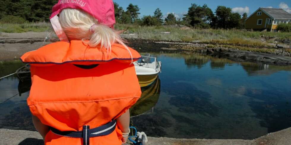 REDNINGSVESTER TIL LEIE: Mangler du redningsvest, kan du leie billig hos nærmeste brannstasjon. REDNINGSVESTER TIL LEIE: Mangler du redningsvest, kan du leie billig hos nærmeste brannstasjon.