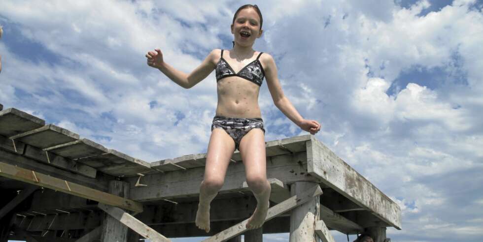HOPP I MIDDELHAVET: Heldigvis er ikke like langgrunt overalt. Dina (7) fant en perfekt brygge å hoppe fra. HOPP I MIDDELHAVET: Heldigvis er ikke like langgrunt overalt. Dina (7) fant en perfekt brygge å hoppe fra.