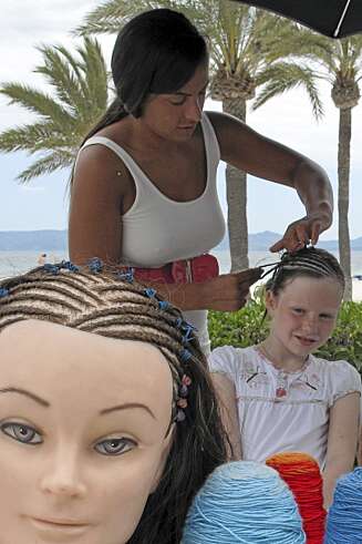 FRISØR I DET FRI: I Alcudia trenger du ikke gå inn i en svett salong for å få rastafletter. FRISØR I DET FRI: I Alcudia trenger du ikke gå inn i en svett salong for å få rastafletter.