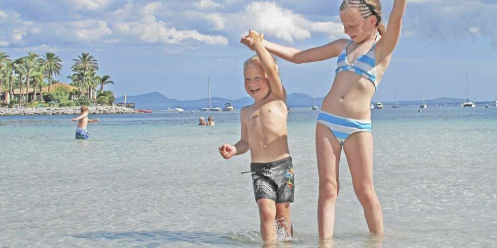 ALCUDIA: 14 kilometer med langgrunn sandstrand er som en drøm for foreldre med små barn. ALCUDIA: 14 kilometer med langgrunn sandstrand er som en drøm for foreldre med små barn.