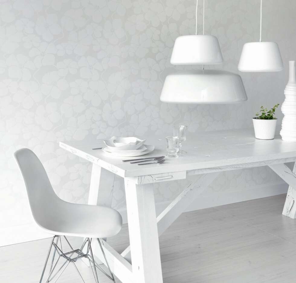 HVIT BOKS: Er vegger, tak og gulv i samme farge, gir det
en boksfølelse. Her er i tillegg interiøret helhvitt. De hvite blomstene i tapetet myker opp den kjølige fargen. HVIT BOKS: Er vegger, tak og gulv i samme farge, gir det
en boksfølelse. Her er i tillegg interiøret helhvitt. De hvite blomstene i tapetet myker opp den kjølige fargen.