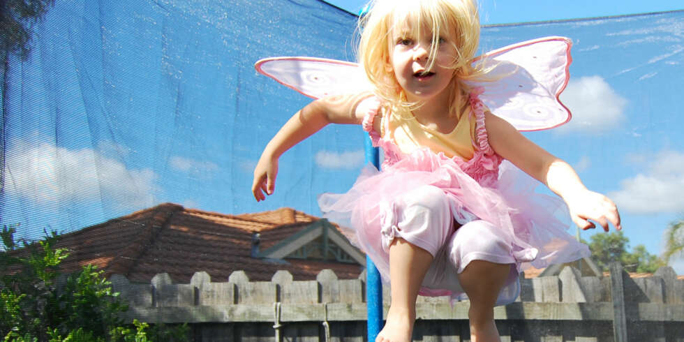KRAV TIL SIKKERHET: Har du trampoline i hagen er et av kravene er at sikkerhetsnett og kantbeskyttelse skal følge med trampolinen. KRAV TIL SIKKERHET: Har du trampoline i hagen er et av kravene er at sikkerhetsnett og kantbeskyttelse skal følge med trampolinen.