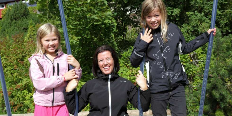 BRA MED SKITT: Anja Holt mener at døtrene Ida og Vilje ikke har vondt av å vokse opp med litt skitt rundt seg. BRA MED SKITT: Anja Holt mener at døtrene Ida og Vilje ikke har vondt av å vokse opp med litt skitt rundt seg.