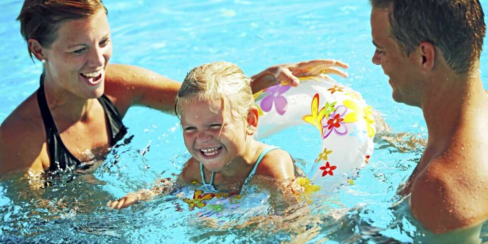SOMMERENS FERIEMÅL: Vi vil ha plenty med sol og godt med vann i sommerferien vår. SOMMERENS FERIEMÅL: Vi vil ha plenty med sol og godt med vann i sommerferien vår.
