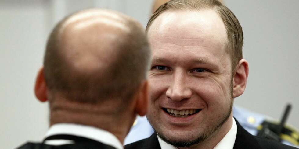 Oslo 20120417.
Terrorrettssaken mot Anders Behring Breivik i Oslo tingrett 2012. Tiltalte Anders Behring Breivik på vei ut av rettsal 250 etter at dag to av rettsaken er ferdig tirsdag. T.v. forsvarer Geir Lippestad. POOL
Foto: Lise Åserud / Scanpix Oslo 20120417.
Terrorrettssaken mot Anders Behring Breivik i Oslo tingrett 2012. Tiltalte Anders Behring Breivik på vei ut av rettsal 250 etter at dag to av rettsaken er ferdig tirsdag. T.v. forsvarer Geir Lippestad. POOL
Foto: Lise Åserud / Scanpix