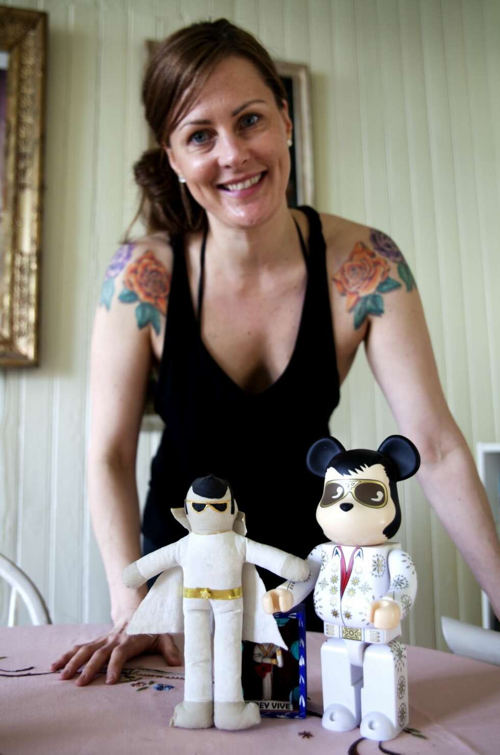 LEKENT DESIGN: Mikke-figuren er en Bearbricks, også kalt "designer toy". Datteren har laget den andre Elvis'en. LEKENT DESIGN: Mikke-figuren er en Bearbricks, også kalt "designer toy". Datteren har laget den andre Elvis'en.