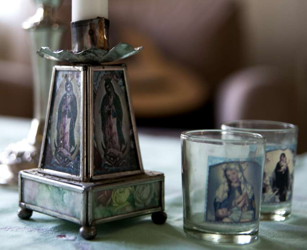 MEXICANSK: Desmond har sansen for religiøs kitch, som mexicansk katolisisme. Her lysestaker med bilde av den mexicanske jomfruen fra Guadalupe MEXICANSK: Desmond har sansen for religiøs kitch, som mexicansk katolisisme. Her lysestaker med bilde av den mexicanske jomfruen fra Guadalupe