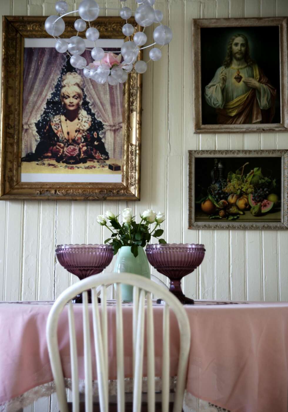 SPÅKONE: Desmond fant et bilde av de franske kunstfotografene Pierre et Gilles i et blad. Hun forstørret det opp og skaffet en tykk gullramme fra loppemarked. SPÅKONE: Desmond fant et bilde av de franske kunstfotografene Pierre et Gilles i et blad. Hun forstørret det opp og skaffet en tykk gullramme fra loppemarked.