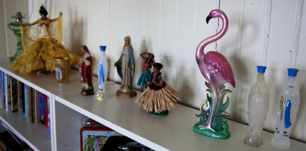 KITSCH-BLANDING: På hyllen står en av leilighetens flere flamingoer, sammen med Hawaii-figurer, religiøse figurer og dansende dame. KITSCH-BLANDING: På hyllen står en av leilighetens flere flamingoer, sammen med Hawaii-figurer, religiøse figurer og dansende dame.