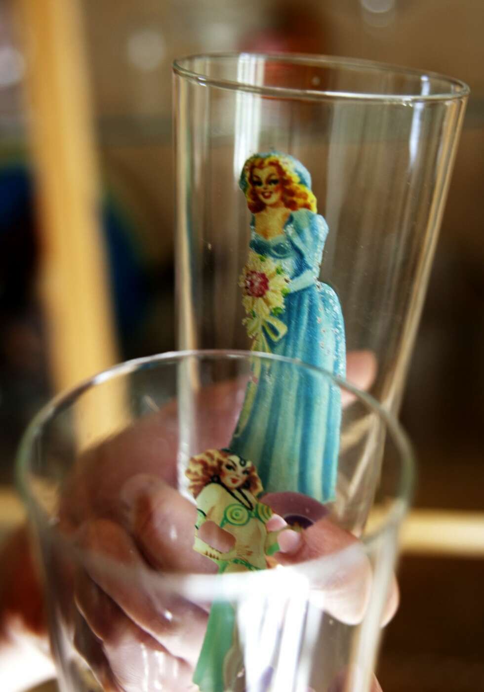 RAMPETE: Glass med sømmelige, påkledde damer på utsiden - og de samme damene i bikini på innsiden. RAMPETE: Glass med sømmelige, påkledde damer på utsiden - og de samme damene i bikini på innsiden.