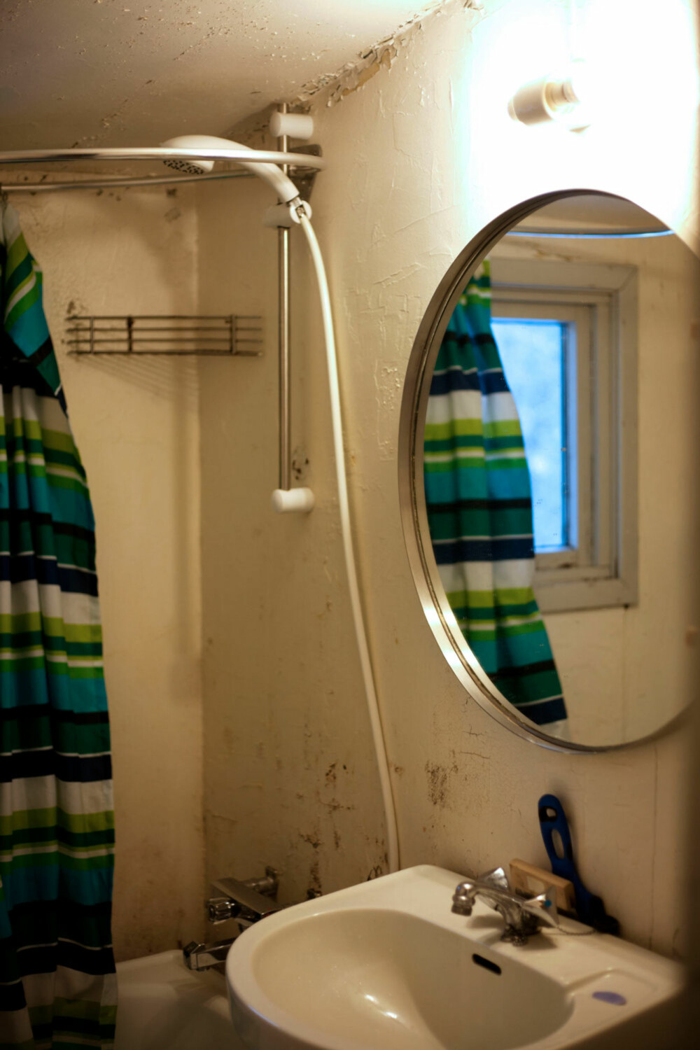 GAMMELT: På høy tid for oppussing for dette badet. GAMMELT: På høy tid for oppussing for dette badet.