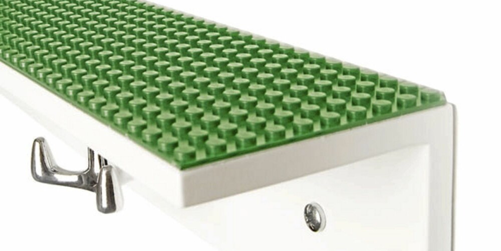 LEKENT: Hyllen Hangman med lego på toppen, fra Pur Norsk. LEKENT: Hyllen Hangman med lego på toppen, fra Pur Norsk.