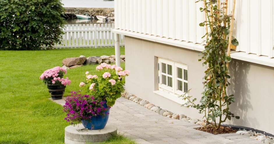 GRÅ GRUNNMUR: Ifølge ekspertene er grå er en farge som egner seg godt til grunnmuren. GRÅ GRUNNMUR: Ifølge ekspertene er grå er en farge som egner seg godt til grunnmuren.