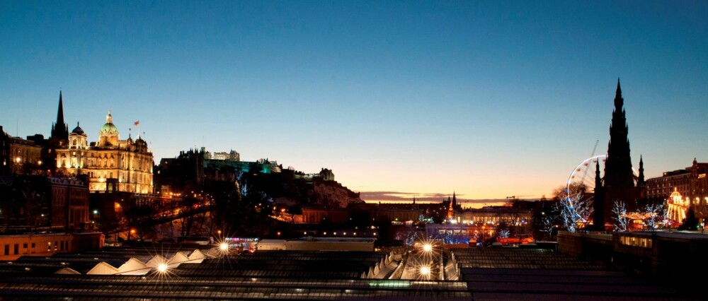 Utsikt over Edinburgh og julemarkedet med pariserhjul. Utsikt over Edinburgh og julemarkedet med pariserhjul.