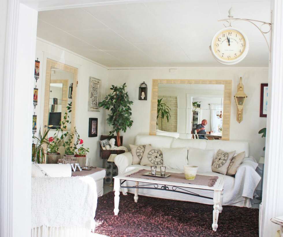 SPEIL PÅ VEGGEN DER: Et speil øker romfølelsen i stuekroken, som ellers er pyntet slik et shabby hjem skal pyntes, med bokstaver, blomster og en nostalgisk klokke. SPEIL PÅ VEGGEN DER: Et speil øker romfølelsen i stuekroken, som ellers er pyntet slik et shabby hjem skal pyntes, med bokstaver, blomster og en nostalgisk klokke.
