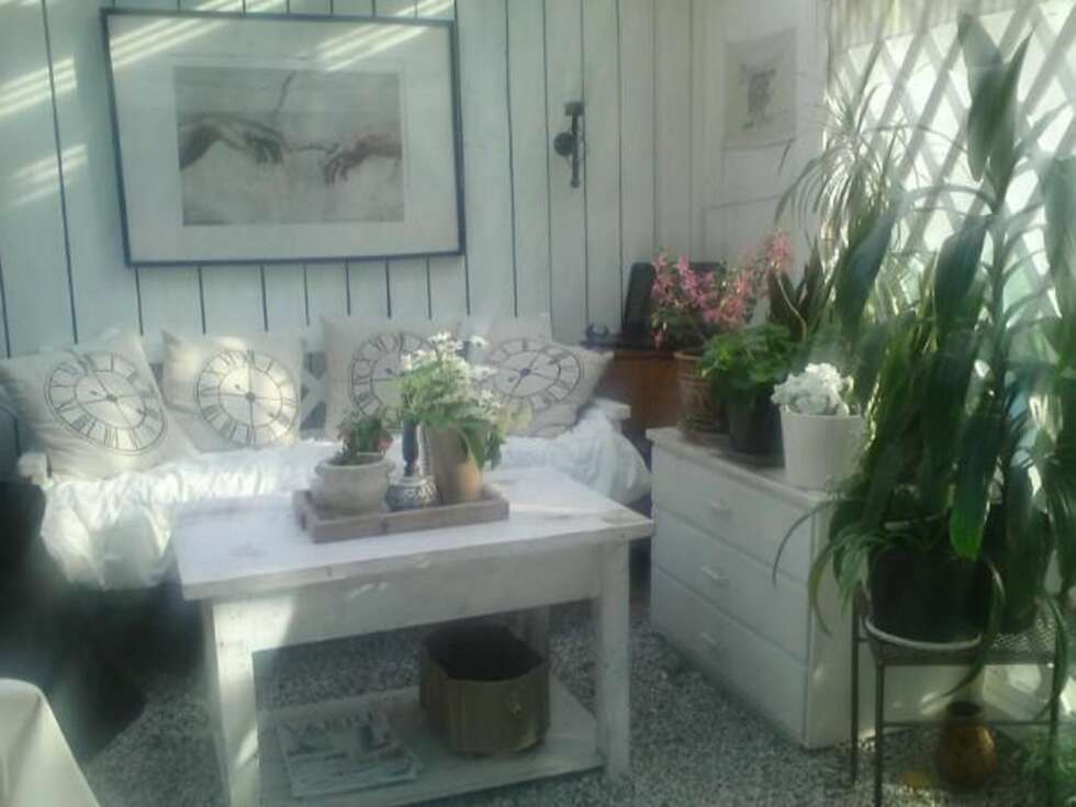 BUGNENDE: I hagestuen setter friske blomster og grønne planter prikken over i-en. BUGNENDE: I hagestuen setter friske blomster og grønne planter prikken over i-en.