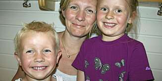 TRE I GARDEROBEN: Marianne Sandal Søbakk mener barna må få slutte på en aktivitet, hvis de ikke trives etter å ha forsøkt noen ganger: Julianne Sandal Søbakk (6) og Alfred Sandal Søbakk (4 1/2) TRE I GARDEROBEN: Marianne Sandal Søbakk mener barna må få slutte på en aktivitet, hvis de ikke trives etter å ha forsøkt noen ganger: Julianne Sandal Søbakk (6) og Alfred Sandal Søbakk (4 1/2)