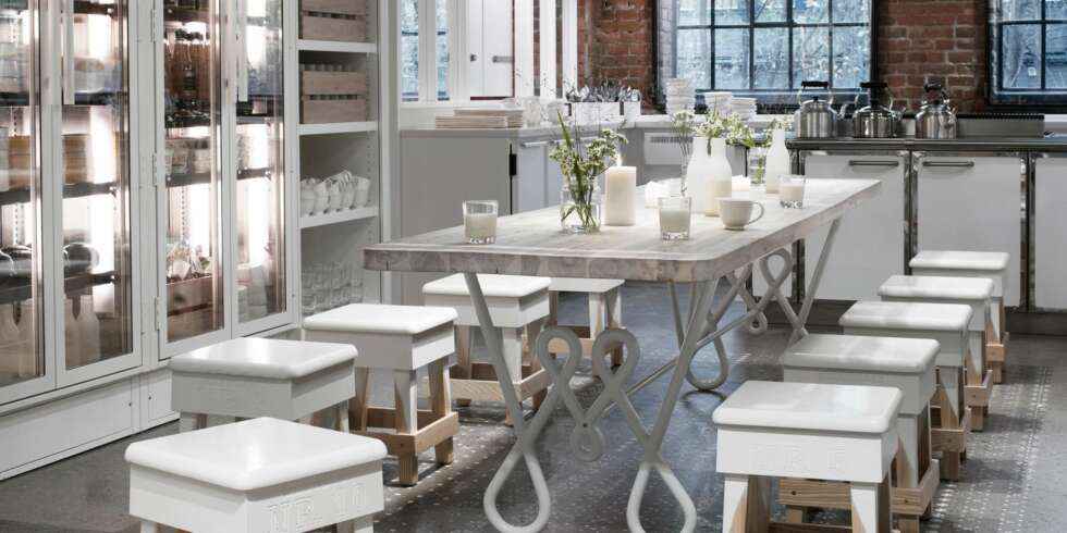 NORGES BESTE INTERIØR: Melkerampa i Mathallen ble kået til Norges beste interiør under Designer Saturday Awards. Langbordet
med spesialdesignet understell "M" for Melkerampa er spesialdesignet. Prosjekt ved Inne Design. NORGES BESTE INTERIØR: Melkerampa i Mathallen ble kået til Norges beste interiør under Designer Saturday Awards. Langbordet
med spesialdesignet understell "M" for Melkerampa er spesialdesignet. Prosjekt ved Inne Design.
