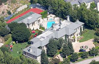 KJEMPEVILLA: Den kosmetiske kirurgen Paul Nassif og Adrienne Maloof hadde stilt huset sitt i Beverly Park til rådighet for partyet. KJEMPEVILLA: Den kosmetiske kirurgen Paul Nassif og Adrienne Maloof hadde stilt huset sitt i Beverly Park til rådighet for partyet.