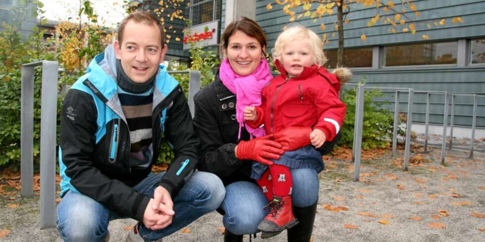 STATSBUDSJETTET 2009: Audun Mikkelsen, Marianne Hjortdahl og datteren Aurora Hjortdahl Mikkelsen (1 1/2) er fornøyd med at de får noen tusenlapper mer å rutte med i året. STATSBUDSJETTET 2009: Audun Mikkelsen, Marianne Hjortdahl og datteren Aurora Hjortdahl Mikkelsen (1 1/2) er fornøyd med at de får noen tusenlapper mer å rutte med i året.
