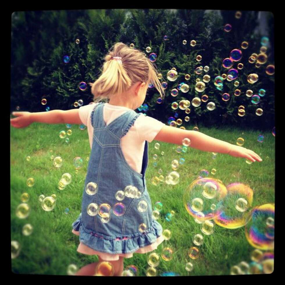 SÅPEBOBLEDANS: Sommar og sol, leik og dans med såpebobler! SÅPEBOBLEDANS: Sommar og sol, leik og dans med såpebobler!