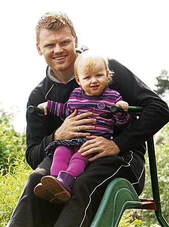 LEKEN: - Jeg er fortsatt en liten gutt og elsker å leke. Alle barn elsker meg, og jeg elsker alle barn, sier John Arne LEKEN: - Jeg er fortsatt en liten gutt og elsker å leke. Alle barn elsker meg, og jeg elsker alle barn, sier John Arne