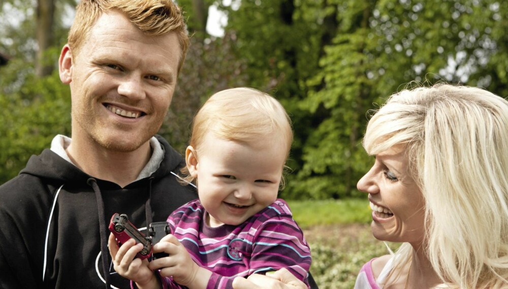 FOTBALLPAPPA: - Unge fotballspillere som drar til utlandet, får barn tidlig fordi det er trygt å ha familie rundt seg i en slik situasjon, tror John Arne Riise. FOTBALLPAPPA: - Unge fotballspillere som drar til utlandet, får barn tidlig fordi det er trygt å ha familie rundt seg i en slik situasjon, tror John Arne Riise.